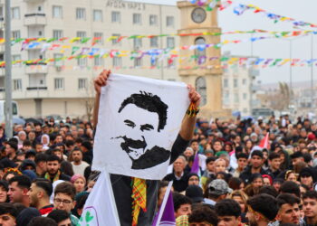 Li Nisêbîna Rengîn coşa Newrozê: Divê rêberê aştiyê azad be