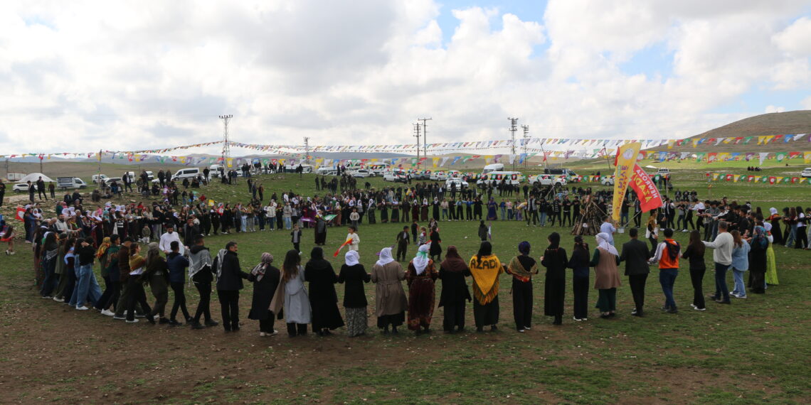 Govenda azadî û yekîtiyê li dora agirê Newrozê gerandin