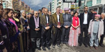 Kemal Kurt ê li cihê ku lê hatibû qetilkirin tê bibîranîn