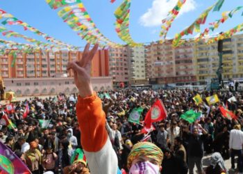 Qoserî bi cilên xwe agirê Newrozê geş kirin û gotin: Bila dewlet berpirsyariya xwe pêk bîne