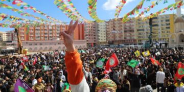 Qoserî bi cilên xwe agirê Newrozê geş kirin û gotin: Bila dewlet berpirsyariya xwe pêk bîne