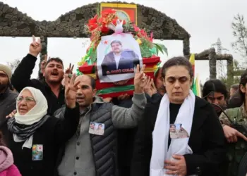 Cenazeyê Bavê Welat hat oxirkirin: Bi slogana ‘şehîd namirin’ spartin axê HATE NÛKIRIN