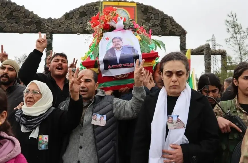 Cenazeyê Bavê Welat hat oxirkirin: Bi slogana ‘şehîd namirin’ spartin axê HATE NÛKIRIN