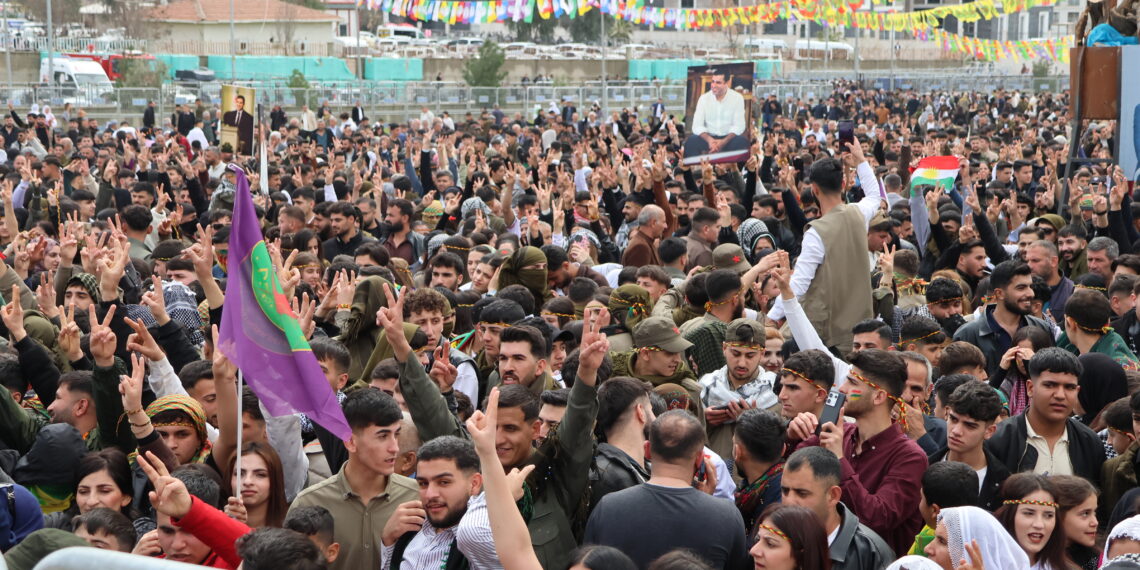 Li Silopiya Newroz bi beşdariya deh hezaran pêk hat