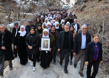 Li Elkê bi girseyî serdana şîna Havva Ûgûrlûyê kirin