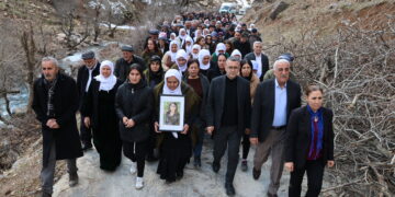 Li Elkê bi girseyî serdana şîna Havva Ûgûrlûyê kirin