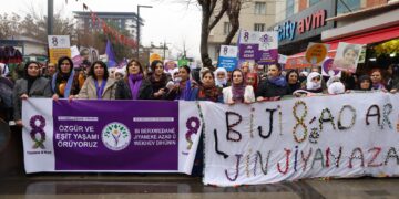 Li Sêrtê meş hate lidarxistin: Em ji bo jiyaneke azad têdikoşin