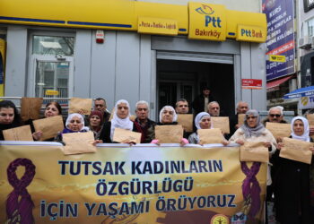 Ji jinên girtî re fularên 8ê Adarê şandin: Ruhê 8ê Adarê di nava diwaran de nayê sekinandin