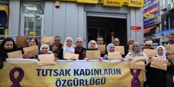 Ji jinên girtî re fularên 8ê Adarê şandin: Ruhê 8ê Adarê di nava diwaran de nayê sekinandin