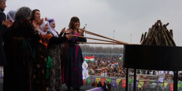 Dayikên Aştiyê agirê Newroza Stenbolê pêxistin