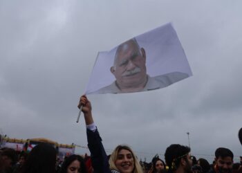 Pîrozbahiya Newroza Stenbolê bi wêneyên Ocalan xemilî