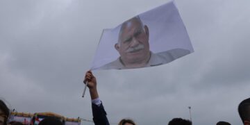 Pîrozbahiya Newroza Stenbolê bi wêneyên Ocalan xemilî