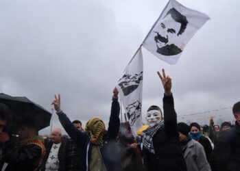 Pîrozbahiya Newroza Stenbolê bi wêneyên Ocalan xemilî