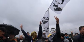 Pîrozbahiya Newroza Stenbolê bi wêneyên Ocalan xemilî