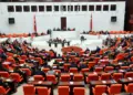 Parlamentoyê Tirkîya bi rojevê şerê Îranî kom bî