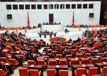 Parlamentoyê Tirkîya bi rojevê şerê Îranî kom bî
