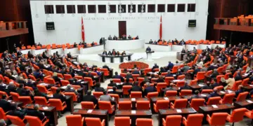 Parlamentoyê Tirkîya bi rojevê şerê Îranî kom bî