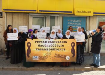 Ji jinên girtî re qert û fularên pîrozbahiya 8ê Adarê şandin