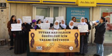 Ji jinên girtî re qert û fularên pîrozbahiya 8ê Adarê şandin