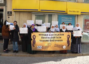 Ji jinên girtî re qert û fularên pîrozbahiya 8ê Adarê şandin