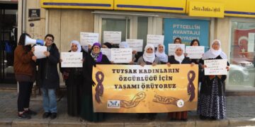 Ji jinên girtî re qert û fularên pîrozbahiya 8ê Adarê şandin