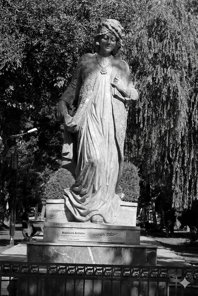 Cinîyê zana û têkoşer yê Rojhelatê Kurdîstanî   Pêşenga roşnvîrîya Kurd: Mestûre Erdelanî -1