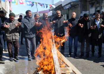 Li navçeyên Ebex û Bêgiriyê yên Wanê agirê Newrozê hat pêxistin