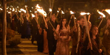 Bi 77 meşaleyan Artemêtan ronî kirin