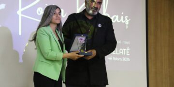 Xelatên pêşbirka çîrokên jinan a Rojîn Kabaîşê hatin dayîn