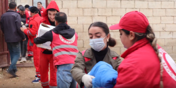 Hevya Sor a Kurd li Kobaniyê 12 qamyon alîkarî belav kir