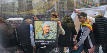 Posterên pêşengên têkoşînê Qada Newrozê xemilandin