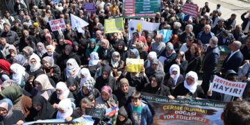 Li Kanîreşê li dijî talana xwezayê meş û mitîng hate lidarxistin