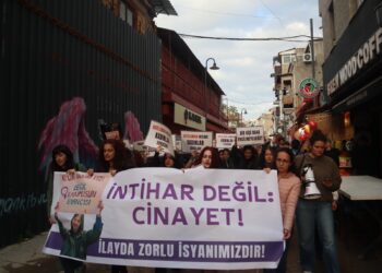 Jin li Îzmîrê ji bo Îlayda Zorlu meşiyan: Ne xwekujî ye, kuştin e