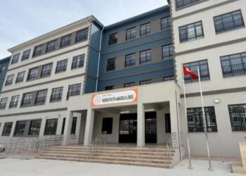 Li ser xwendekarekî lîseyê çek hat dîtin