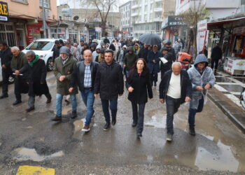 Bi dirûşmên dilsoziya bi Ocalan re meşiyan qada şahiyê