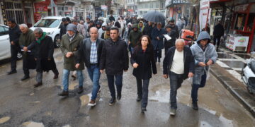 Bi dirûşmên dilsoziya bi Ocalan re meşiyan qada şahiyê