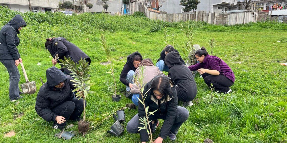 Jinên ciwan bi boneya rojbûna Abdullah Ocalan 77 dar çandin