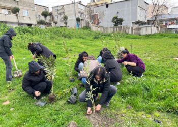 Jinên ciwan bi boneya rojbûna Abdullah Ocalan 77 dar çandin