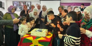 Li gelek navçeyên Stenbolê rojbûna Abdullah Ocalan hate pîrozkirin