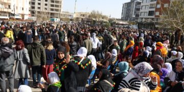 Welatî ji bo meşa ber bi Amarayê ve li navçeya Xelfetiyê kom dibin