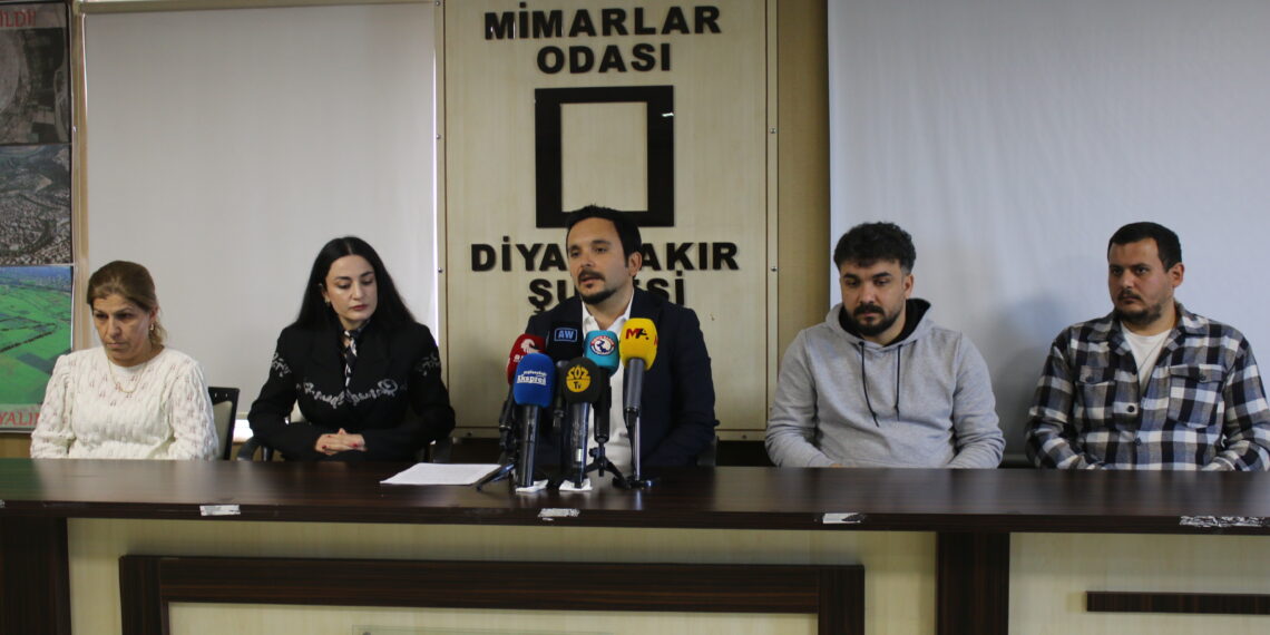 ‘Li Amedê qadên giştî tên dagirkirin, metirsiya erdhejê tê jibîrkirin’