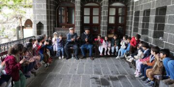 Şagirtên Zarokistanan serdana cihên dîrokî û Mala Dengbêjan kir