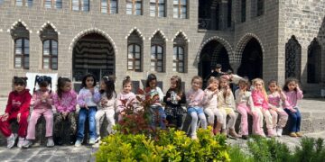 Zarokên Zarokîstanan serdana cihên dîrokî û Mala Dengbêjan kirin