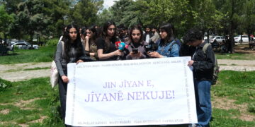 Xwendekarên Zanîngeha Dîcleyê li dijî kuştina jinan rabûn