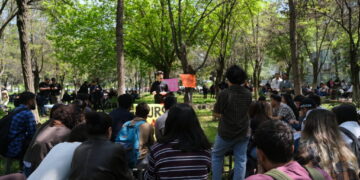 Wendekarê Unîversîteya Dîcle seba 1ê Gulane çalakîya ‘Kursîya Azade’ viraşte