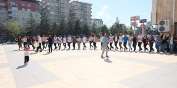 Kedkarên Amedê ji bo 1ê Gulanê bang kirin: Ji bo aştî û azadiyê em li qadê bin