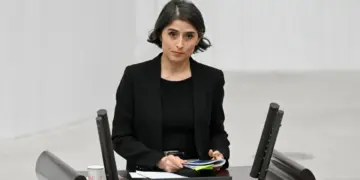 Parlamenter Ceylan Akça rewşa koçberên Efrînê bir rojeva Meclîsê