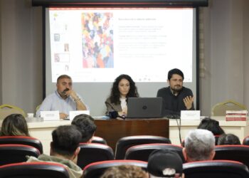 Li Baroya Îzmîrê li ser girîngiya zimanê zikmakî panel hat lidarxistin