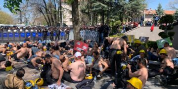 Polîsan êrişî çalakiya karkerên madenê kir