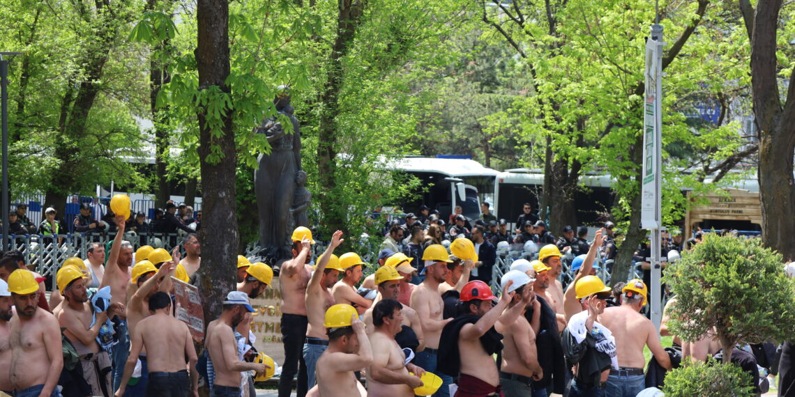 Karkerên madenê barîkatên polîsan hilweşandin: Tê gotin binçavkirin hene